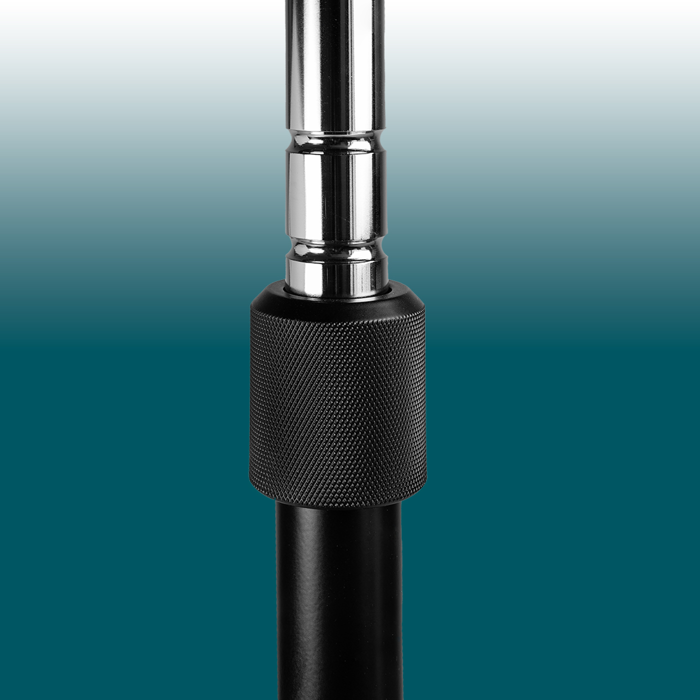 Detail of the height adjustment mechanism on the Girsberger Sway standing seat: chrome-plated tube, black ribbed knob and black support leg, set against a blue-green gradient background.
